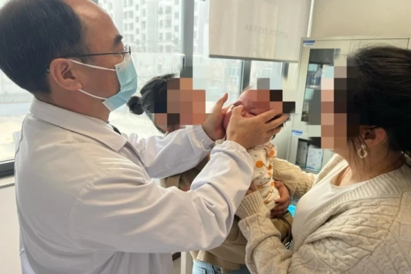刘学群院长强调,高龄老人只要身体条件允许,无需保守观望。及时规范诊疗、科学手术,就能有效恢复视力,显著提升晚年生活质量。未来,南昌爱尔眼科医院也将持续以专业技术和优质服务,守护中老年患者的清晰视界,为更多家庭送去光明与温暖。