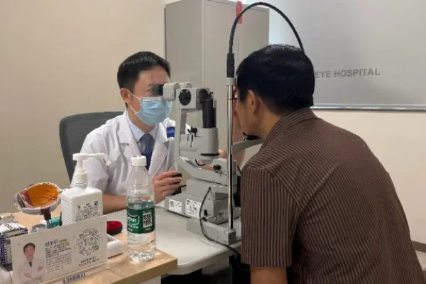 忽视半年右眼仅存光感险失明，南昌爱尔刘学群提醒：白内障切勿拖延治疗