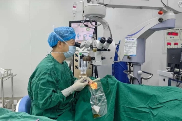 九旬独眼老人几近失明，40年青光眼史叠加多重慢病——南昌爱尔刘学群攻克零容错疑难白内障手术