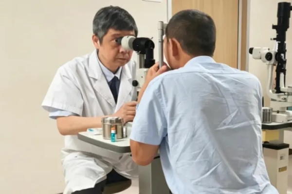 疏忽复查险失明！景德镇男子视网膜脱离，南昌爱尔眼科医院紧急“补网”挽回视力