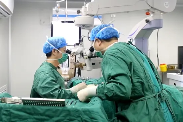 误诊误治半月险失明 南昌爱尔刘学群院长紧急手术挽救老人视力